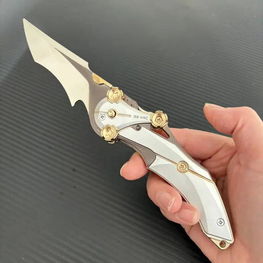 Folkedkniv i metal med kompakt design 5