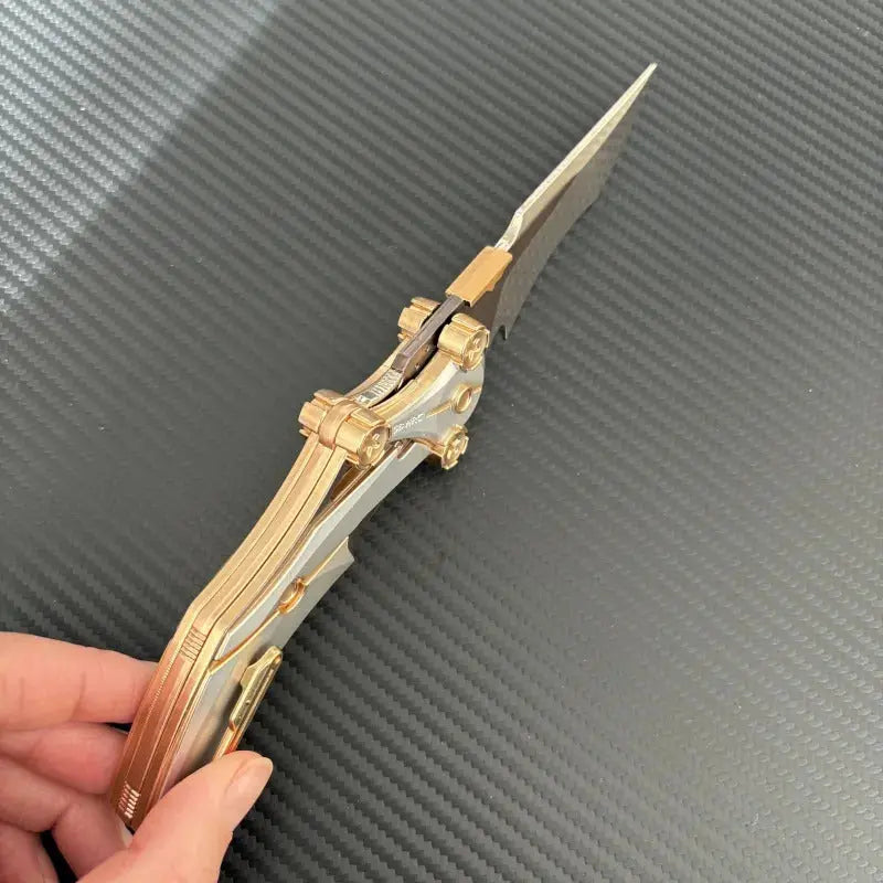 Folkedkniv i metal med kompakt design 6