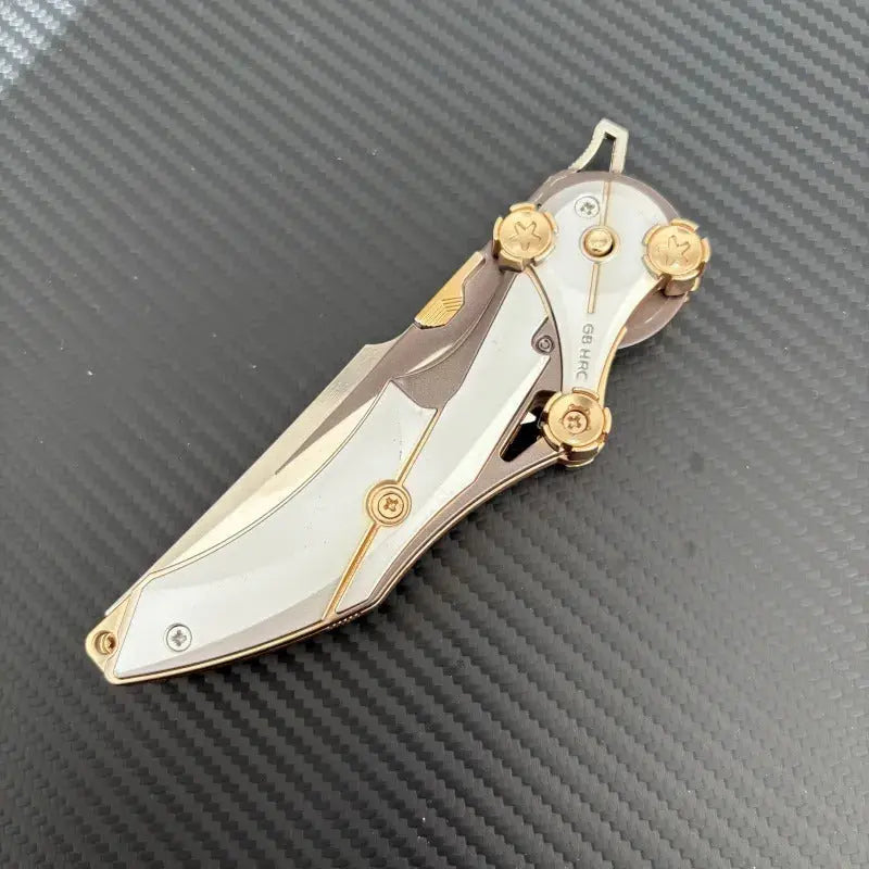 Folkedkniv i metal med kompakt design 7