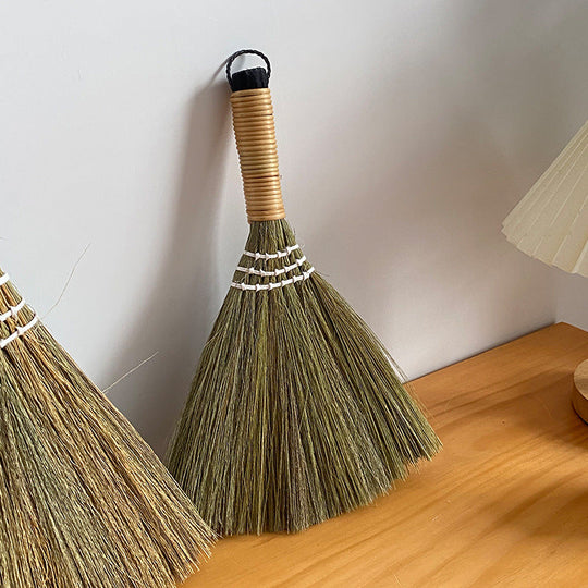 Kvinders Håndlavet Kost med Traditionelt Design 1