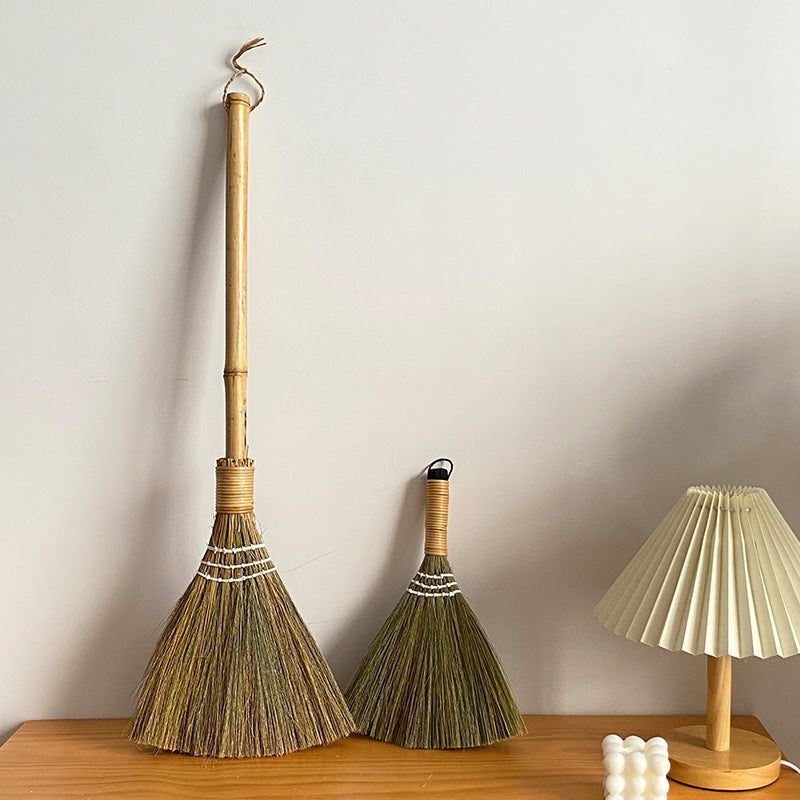 Kvinders Håndlavet Kost med Traditionelt Design 3