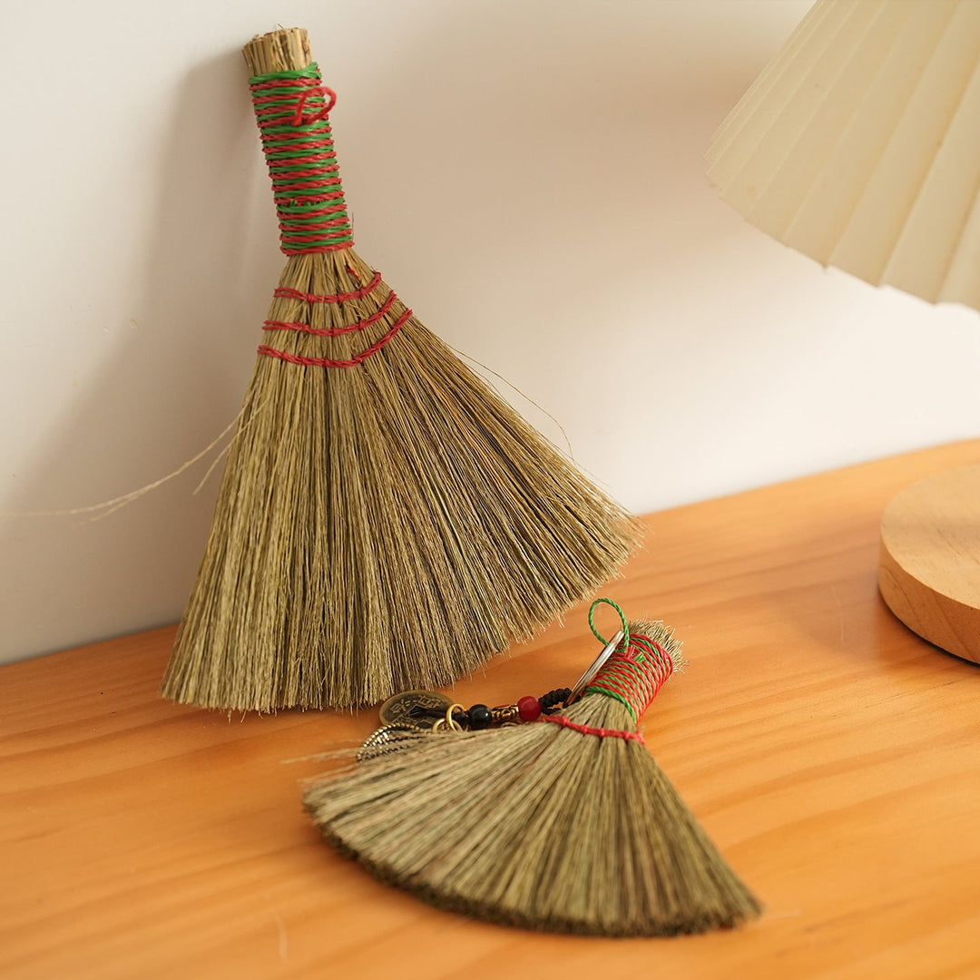 Kvinders Håndlavet Kost med Traditionelt Design 4