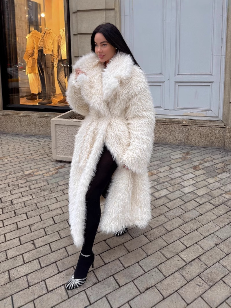 Kvinders Mid-Length Jakke i Faux Fur med Oversized Pasform 1