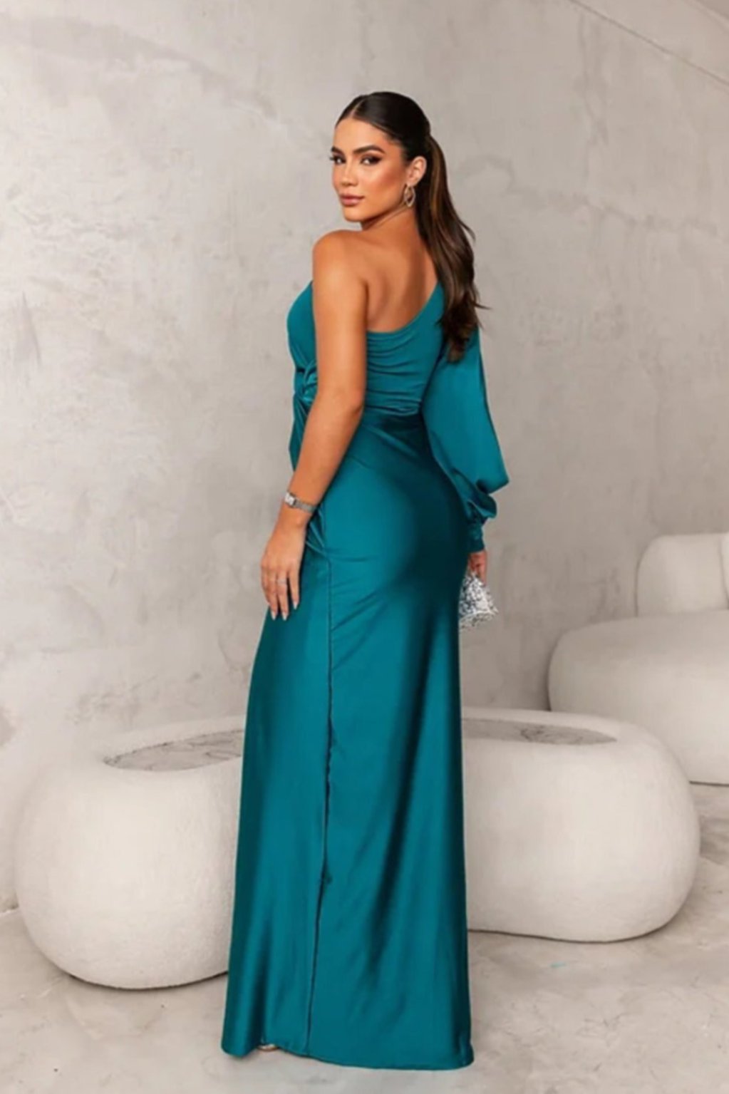 Kvinders Satin One-Sleeve Kjole med Slids 2