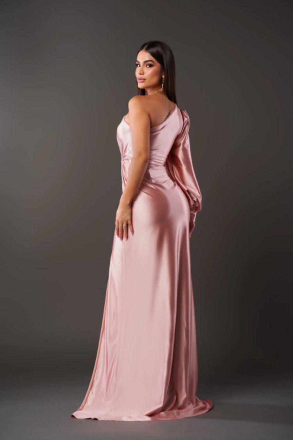 Kvinders Satin One-Sleeve Kjole med Slids 8