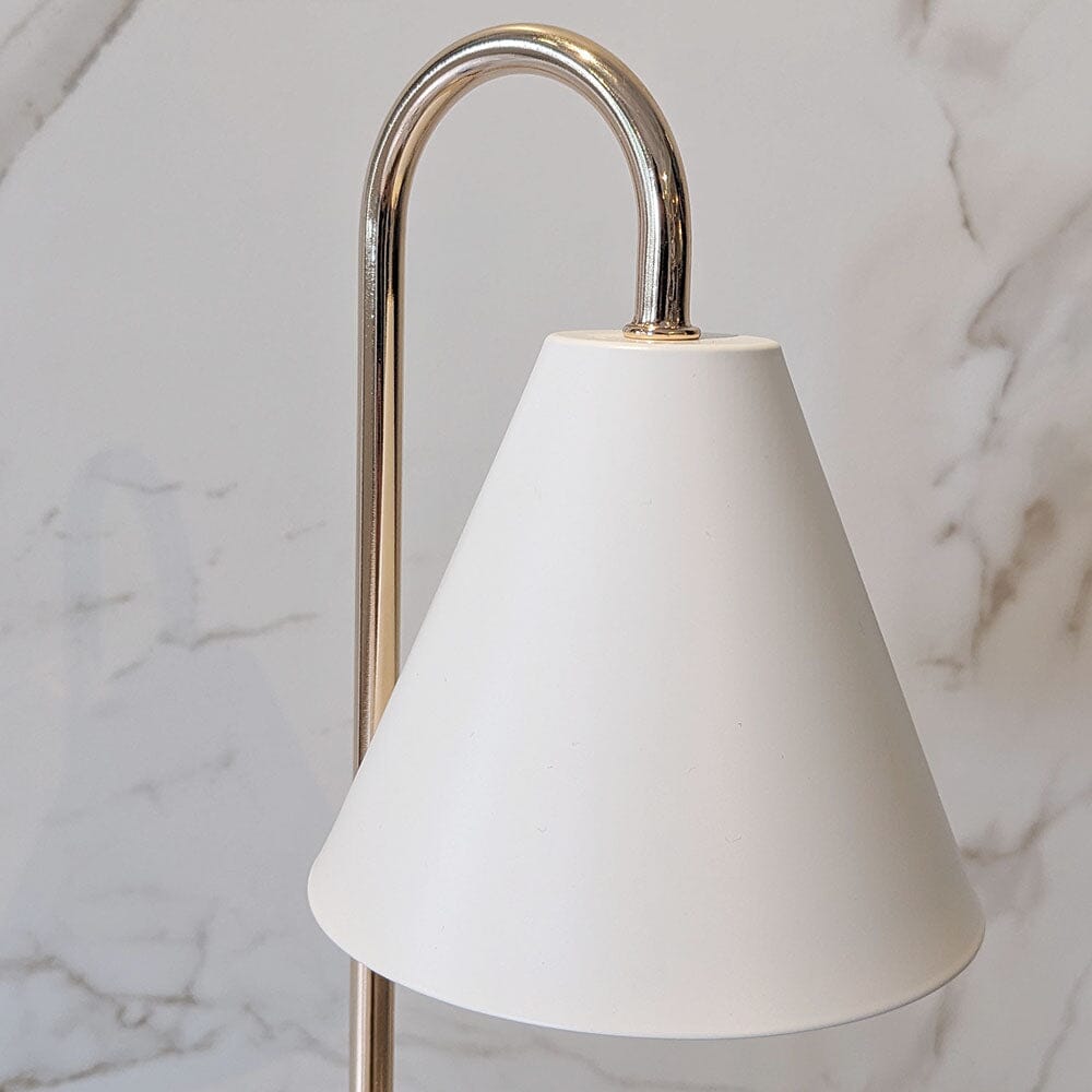 Lysvarmer i Hvid og Guld Design Med Smukt Træbase 2