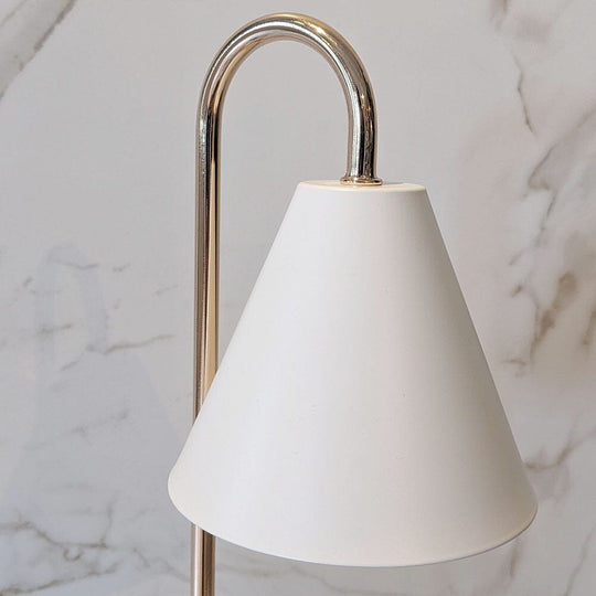 Lysvarmer i Hvid og Guld Design Med Smukt Træbase 2