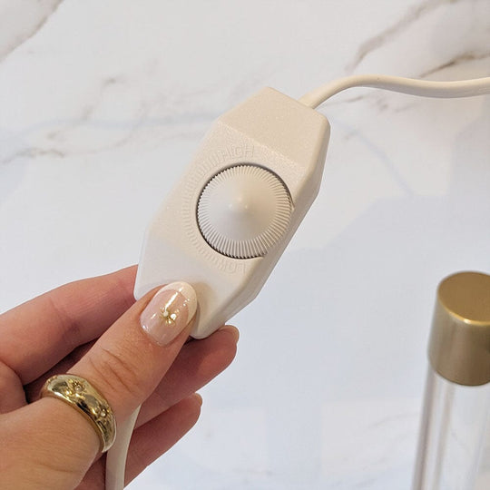 Lysvarmer i Hvid og Guld Design Med Smukt Træbase 3