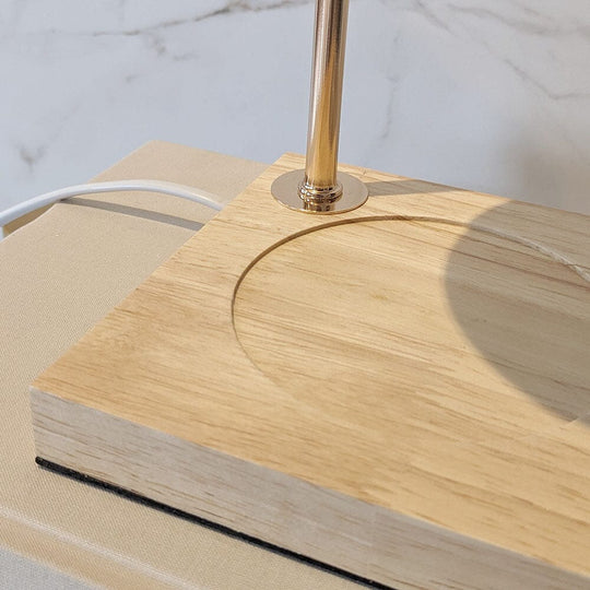 Lysvarmer i Hvid og Guld Design Med Smukt Træbase 4