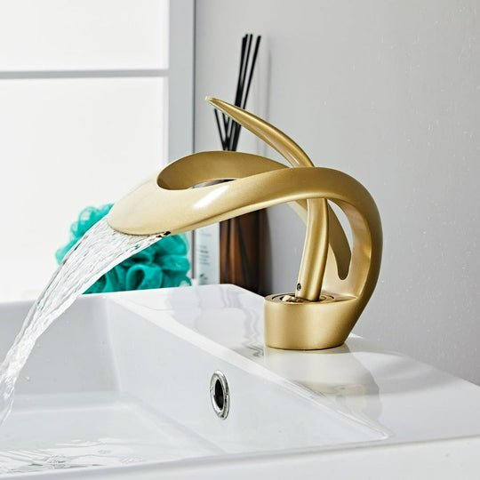 Moderne Badeværelsesarmatur med Vandfaldsdesign 8