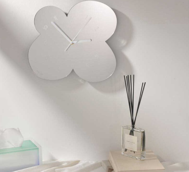 Moderne Vægur med Blomsterdesign og Spejlfinish til Boligindretning 3