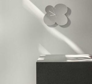 Moderne Vægur med Blomsterdesign og Spejlfinish til Boligindretning 7