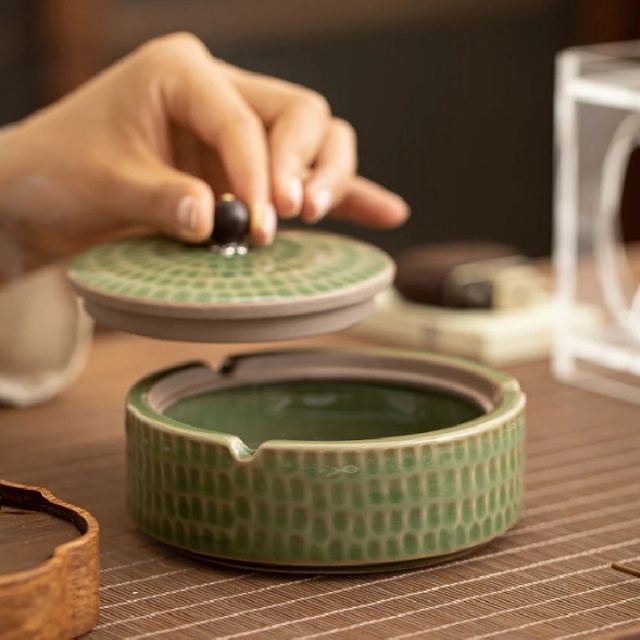 Retro Askebæger med Låg - Håndlavet Keramisk Design 4