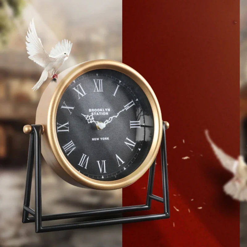 Retro Skrivebordsur i Metal 1