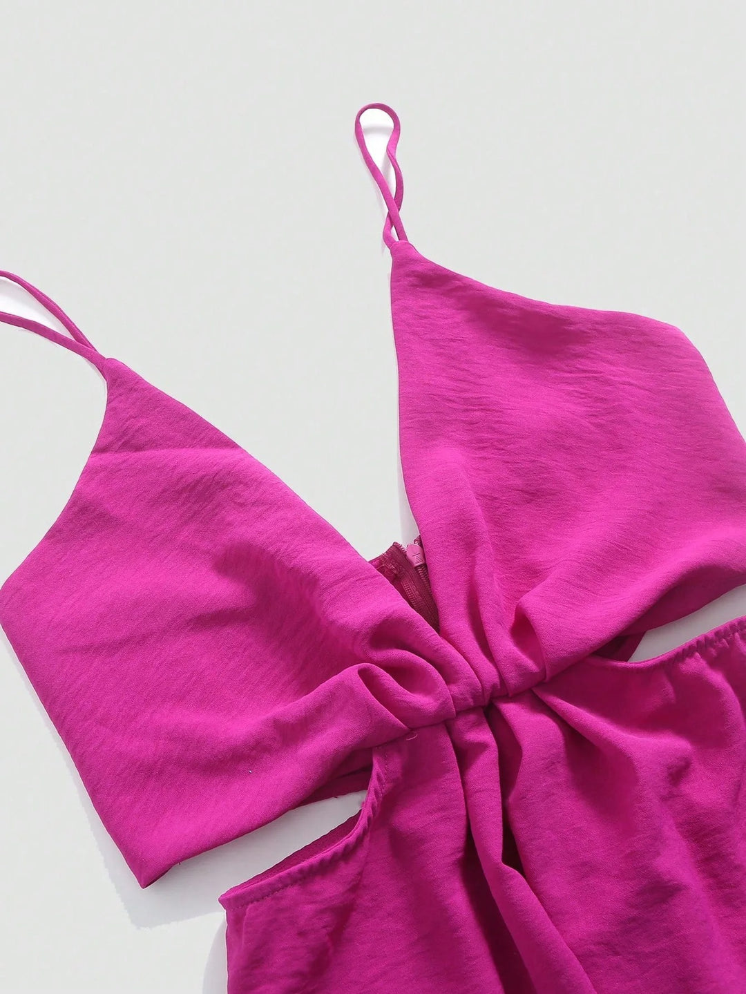 Udhulet plisseret jumpsuit med brede ben